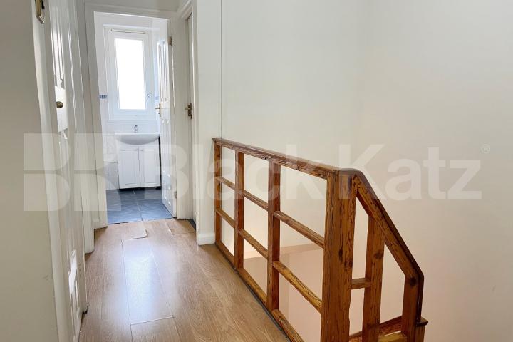 Bright & airy split level apartment with patio garden & superbly located Burbage Close , Borough/London Bridge